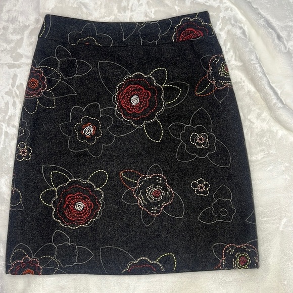 Ann Taylor Dresses & Skirts - Ann Taylor Loft WOOL Grey floral embroidered skirt size 0